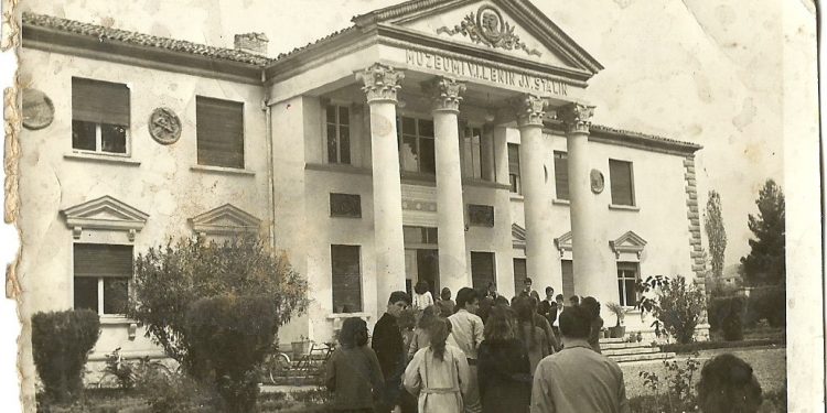 “Si i arrestuam grupet ‘Gargarelët’, ‘Sirena e fitores’ dhe ‘Fafajc’, me 50 anëtarë, që hidhnin trakte në Lezhë, Vlorë, Durrës, Tiranë…”/Dokumenti sekret i ’74-ës