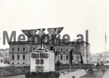 Fotot të Tiranës/ Nga ‘Hoteli’ turk në qendër, te sheshi me lulishten në mes ministrive me monumentin e Ismail Qemalit dhe shqiponjën gjigante me dy krerë…!