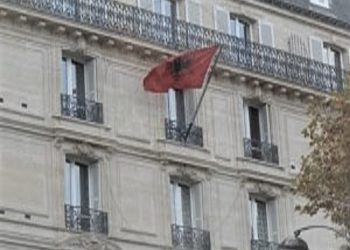 Raporti sekret i Sigurimit për Hysni Kapon: “Studentët tanë në Francë shoqërohen me femra të huaja, mbajnë materiale dekadente dhe…”/ Emrat dhe ‘bëmat’ e tyre!