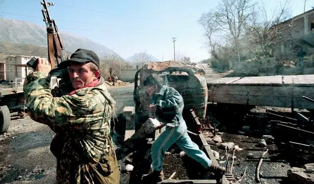 “Pasi luftuam 12 orë në Linzë në ’97-ën në mbrojtje të Thesarit, zv/ ministri Rendit, na tha…”/ Rrëfimi i ‘shefit të FNSH-së ’, që vuajti 15 vite në burgjet komuniste