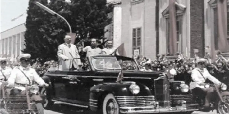 “Tirana, kryeqyteti më i errët në botë, me shtëpi të shkatërruara me tulla të kuqe, me dyqane që shfaqin më shumë parulla se mallra dhe…”/ Reportazhi i panjohur i gazetarit amerikan në ’71-in