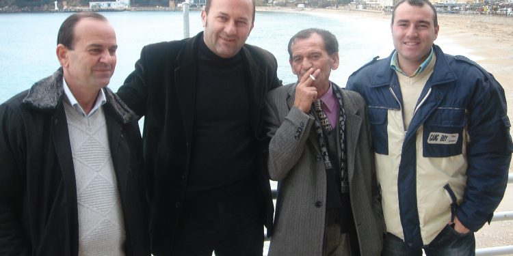 “Çan ‘De Rada’ shqiptare / nëpër dete dhe stuhi / me kapiten Vasil Malon / avancojnë për në Greqi…”/ Poezia e panjohur e Lefter Çipës, që do e çonte në burg në ’72-in