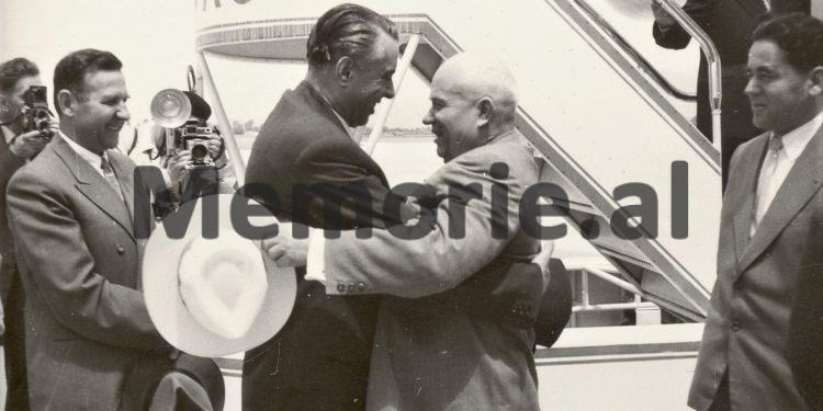 Enver Hoxha Mehmet Shehu dhe Nesti Nase duke pritur ne aeroportin e Rinasit Nikita Hrushovin dhe Nuritdin Mukhitdinovin. 1959