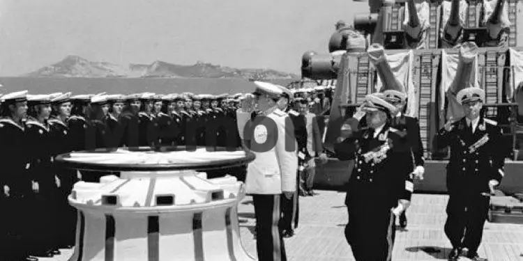 Enver Hoxha dhe Byroja Politike duke pershendetur admiralin Sergey Gorshkov ne bordin e nje lufte-anijeje sovjetike te flotes se Detit te Zi e ankoruar ne Durres. 1954