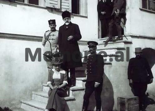 Esad pashe Toptani, Turhan pashe Permeti, Princesha Sofi (bashkeshortja e Princ Widit) dhe Gjenerali holandez De Veer-1914