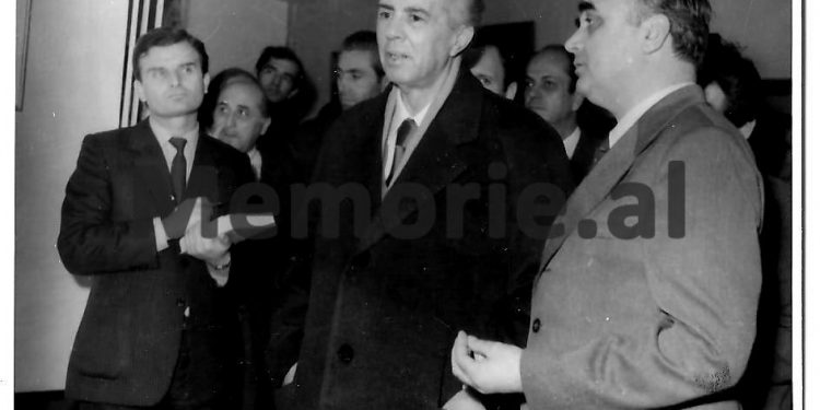 “Lexova Xhevahir Spahiun, nuk më pëlqeu se është fantazist dhe ka kopjuar Sartrin, por të kemi kujdes për këngën e Çelo Picarit…”/ Fjala e Enverit më 9 janar ‘73