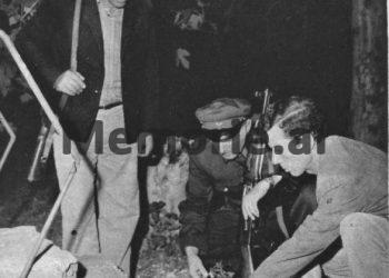 Grupi operativo-hetimor i Sigurimit te Shtetit dhe Policise duke analizuar gjurmet e nje krimi. Foto e viteve 70..bmp