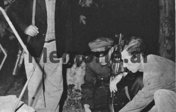 Grupi operativo-hetimor i Sigurimit te Shtetit dhe Policise duke analizuar gjurmet e nje krimi. Foto e viteve 70..bmp