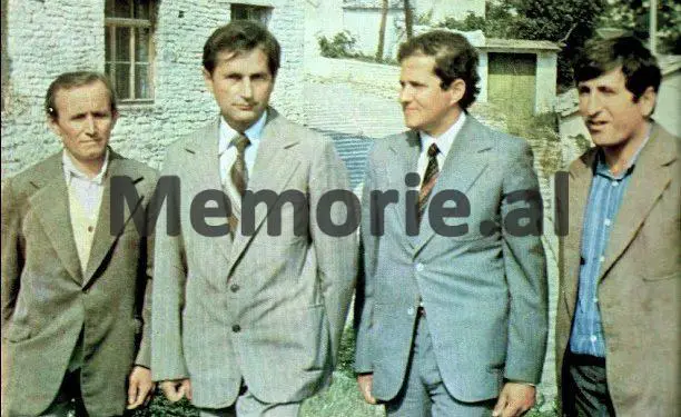 Hetues dhe Punetore Operative te Sigurimit te Shtetit duke biseduar mes tyre. Foto e viteve 70-80.bmp