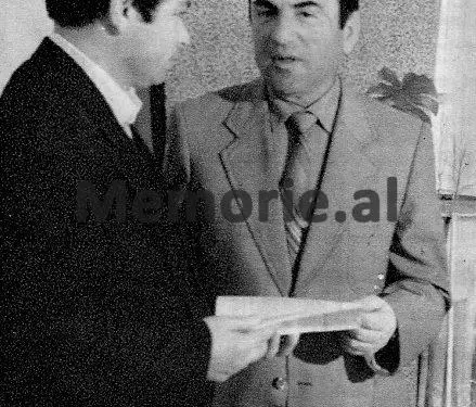 Hetuesi dhe Punetori Operativ i Sigurimit te Shtetit duke diskutuar. Foto e viteve 60-70.bmp