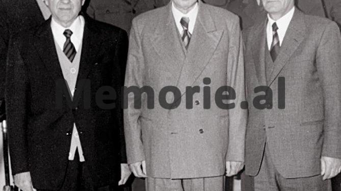 Raporti për Enverin: “Kunati i Feçor Shehut fliste në spitalin e Vienës me diplomatin grek, Papas, që kishte qenë në Tiranë…”/ Letra denoncuese e janarit ‘82