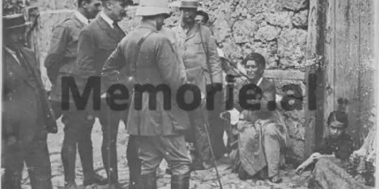 Fotot e rralla/ ‘Nga spitalet e personeli mjekësor me bluzat e bardha, trupat francez të Legjionit të Lindjes, te senatori Godart, që viziton banorët e varfër të Gjonomadhit…’!