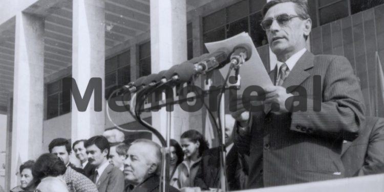 Dokumenti sekret: “Llambi Peçini ngrinte rolin e Mehmet Shehut dhe fuste në zyrë femra të dyshimta…”/ Raport-informacioni për Enverin në vitin 1982