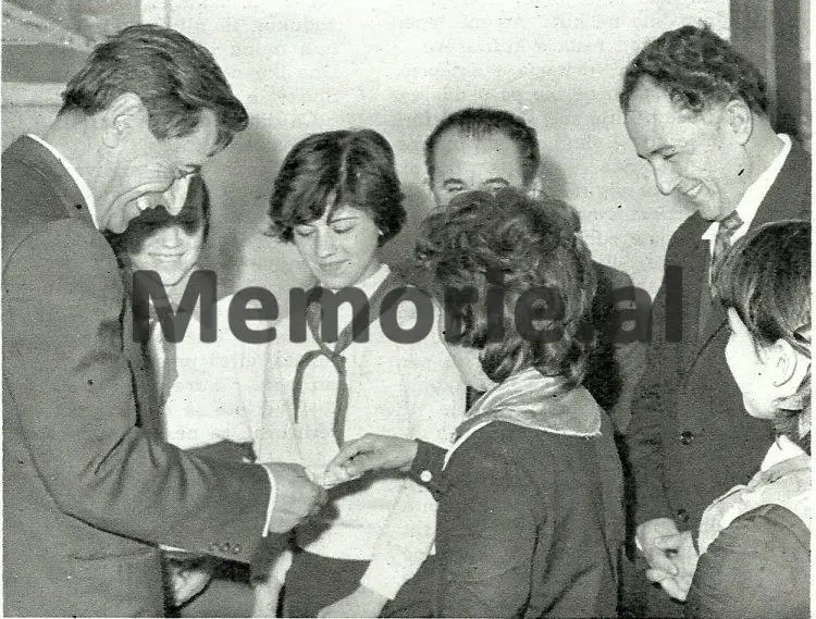 Kadri Hazbiu dhe Feçor Shehu duke u takuar me pionieret me rastin e 25 vjetorit te Sigurimit te Shtetit. 1978