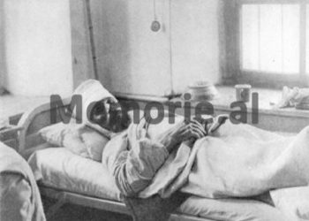 Fotot e rralla/ ‘Nga spitalet e personeli mjekësor me bluzat e bardha, trupat francez të Legjionit të Lindjes, te senatori Godart, që viziton banorët e varfër të Gjonomadhit…’!