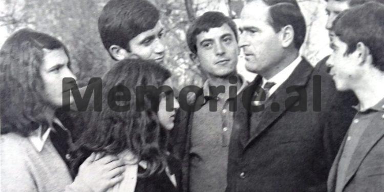 Letra për Enverin: “Në Drejtorinë e Sigurimit të Udhëheqjes, është ish-oficeri i shoqërimit të Mehmetit, që disa herë ka shkuar në shtëpinë e tij me…”/ Raporti ‘Tepër sekret’