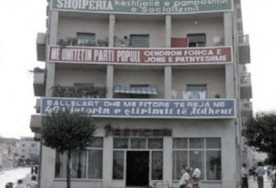 “Tirana, kryeqyteti më i errët në botë, me shtëpi të shkatërruara me tulla të kuqe, me dyqane që shfaqin më shumë parulla se mallra dhe…”/ Reportazhi i panjohur i gazetarit amerikan në ’71-in