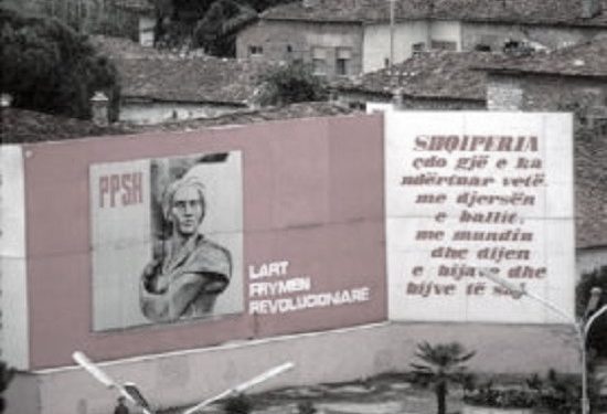 “Tirana, kryeqyteti më i errët në botë, me shtëpi të shkatërruara me tulla të kuqe, me dyqane që shfaqin më shumë parulla se mallra dhe…”/ Reportazhi i panjohur i gazetarit amerikan në ’71-in
