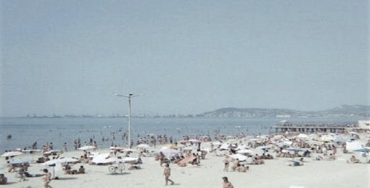 “Tirana, kryeqyteti më i errët në botë, me shtëpi të shkatërruara me tulla të kuqe, me dyqane që shfaqin më shumë parulla se mallra dhe…”/ Reportazhi i panjohur i gazetarit amerikan në ’71-in