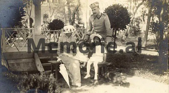 Princ Vidi me familje ne vilen e Durresit