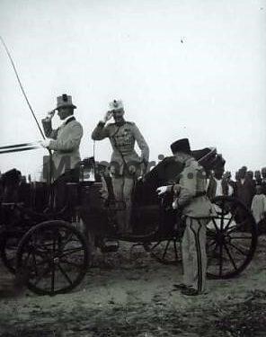 Princ Widi duke i pershendetur te pranishmit me 7 mars 1914 ne Durres
