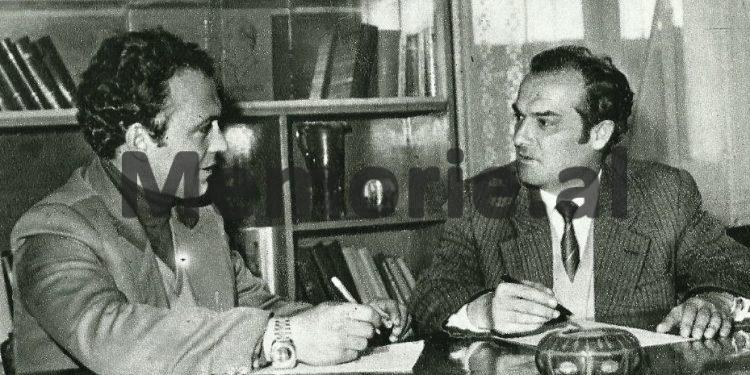 Punetoret Operative te DPB-se se Elbasanit duke biseduar mdis tyre. Foto e viteve 80