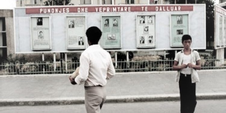 “Tirana, kryeqyteti më i errët në botë, me shtëpi të shkatërruara me tulla të kuqe, me dyqane që shfaqin më shumë parulla se mallra dhe…”/ Reportazhi i panjohur i gazetarit amerikan në ’71-in