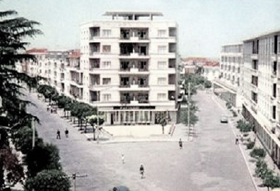 “Tirana, kryeqyteti më i errët në botë, me shtëpi të shkatërruara me tulla të kuqe, me dyqane që shfaqin më shumë parulla se mallra dhe…”/ Reportazhi i panjohur i gazetarit amerikan në ’71-in