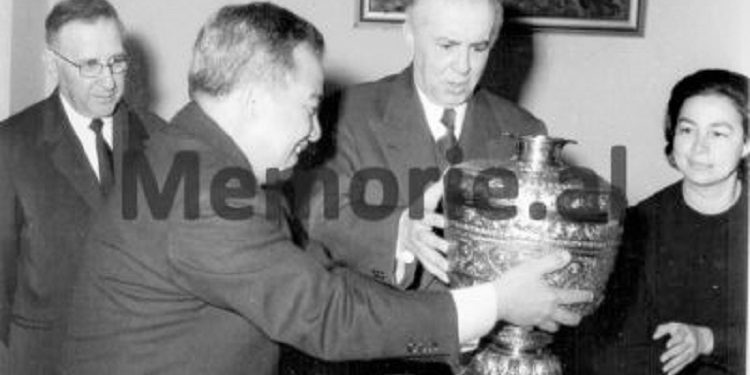 Unknown photos / ‘When Enver and Nexhmija marveled at the gifts that Prince Norodom Sihanuk brought them with the princess, Monica, after…”! Images with pompous reception