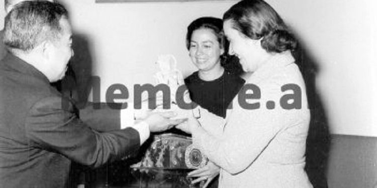 Unknown photos / ‘When Enver and Nexhmija marveled at the gifts that Prince Norodom Sihanuk brought them with the princess, Monica, after…”! Images with pompous reception