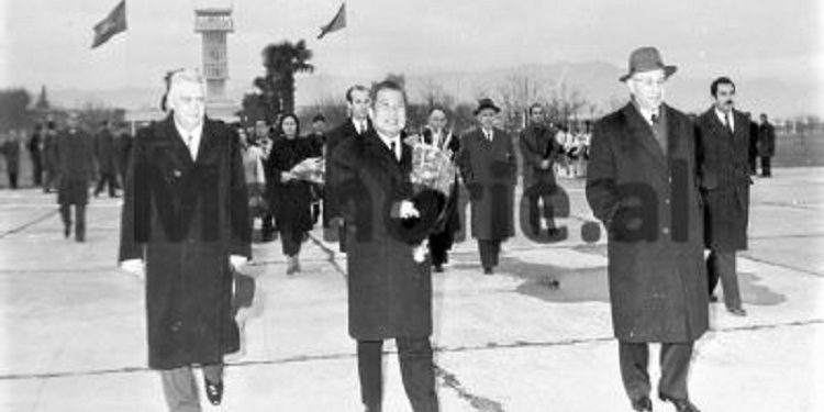 Unknown photos / ‘When Enver and Nexhmija marveled at the gifts that Prince Norodom Sihanuk brought them with the princess, Monica, after…”! Images with pompous reception