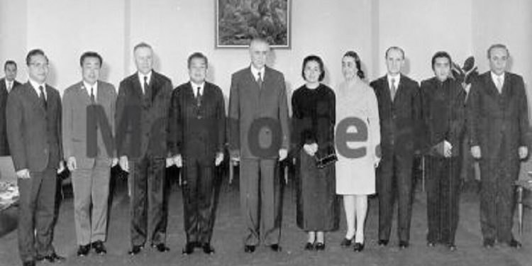 Unknown photos / ‘When Enver and Nexhmija marveled at the gifts that Prince Norodom Sihanuk brought them with the princess, Monica, after…”! Images with pompous reception