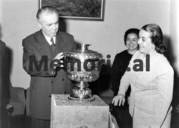 Fotot e panjohura / ‘Kur Enveri dhe Nexhmija, mrekulloheshin nga dhuratat që u’a sollën Princi Norodom Sihanuk me princeshën, Monika, pasi…”! Imazhet me pritjen pompoze