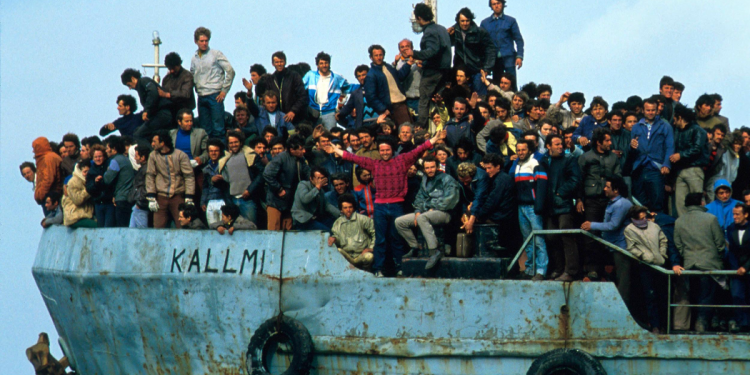 “Pantallona dhe xhaketa blu të konsumuara që vinin nga një ideologji dhe epokë tjetër, flaken në rrugicat e Brindizit….”/ Shkrimi i ‘New York Times’ më 9 mars ‘91