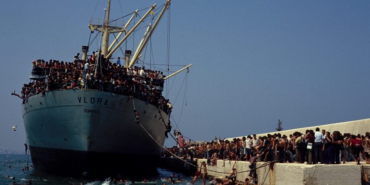 “Pantallona dhe xhaketa blu të konsumuara që vinin nga një ideologji dhe epokë tjetër, flaken në rrugicat e Brindizit….”/ Shkrimi i ‘New York Times’ më 9 mars ‘91