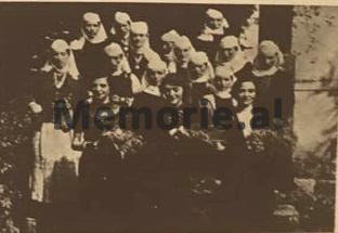 Prill 1938, kur Shqipëria e Mesme dhe ajo e Jugut, pritën me manifestime të mëdha, motrat e Mbretit Zog, Princeshat: Myzejen, Maxhide dhe Ruhije