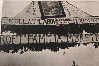 Prill 1938, kur Shqipëria e Mesme dhe ajo e Jugut, pritën me manifestime të mëdha, motrat e Mbretit Zog, Princeshat: Myzejen, Maxhide dhe Ruhije