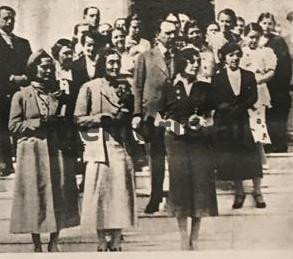 Prill 1938, kur Shqipëria e Mesme dhe ajo e Jugut, pritën me manifestime të mëdha, motrat e Mbretit Zog, Princeshat: Myzejen, Maxhide dhe Ruhije