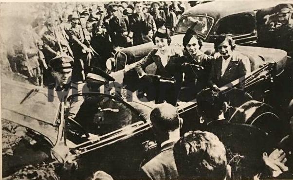 Prill 1938, kur Shqipëria e Mesme dhe ajo e Jugut, pritën me manifestime të mëdha, motrat e Mbretit Zog, Princeshat: Myzejen, Maxhide dhe Ruhije
