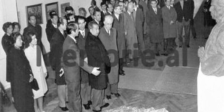 Unknown photos / ‘When Enver and Nexhmija marveled at the gifts that Prince Norodom Sihanuk brought them with the princess, Monica, after…”! Images with pompous reception