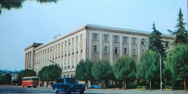 Diskutimi i Enverit: “Njollat e murrme’ nuk më pëlqeu, është mikroborgjeze, se po t’ia shash brigadieren e ndershme një komunisti…”/ Si u ‘kryqëzua’ drama në ’69-ën