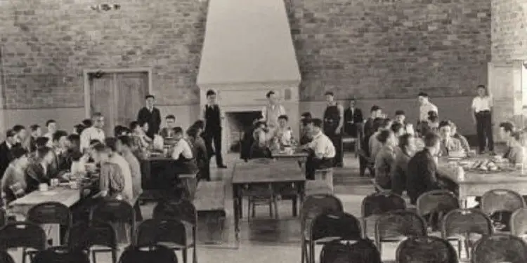 ‘Historia e shkollave dhe institucioneve arsimore amerikane në Shqipëri dhe fati i tyre nën regjimin komunist të Enver Hoxhës…’
