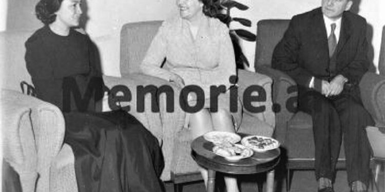 Unknown photos / ‘When Enver and Nexhmija marveled at the gifts that Prince Norodom Sihanuk brought them with the princess, Monica, after…”! Images with pompous reception