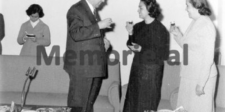 Unknown photos / ‘When Enver and Nexhmija marveled at the gifts that Prince Norodom Sihanuk brought them with the princess, Monica, after…”! Images with pompous reception