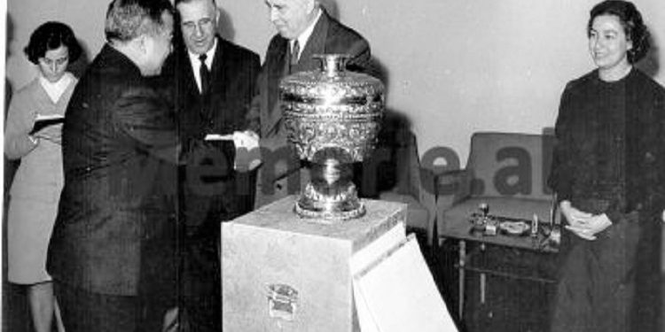 Unknown photos / ‘When Enver and Nexhmija marveled at the gifts that Prince Norodom Sihanuk brought them with the princess, Monica, after…”! Images with pompous reception