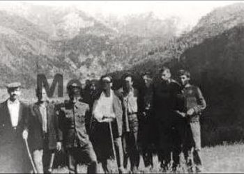 “S’mund të harroj Kamber Bilalin, njeri fukara me pantallona të grisura, që ditën punonte dhe lexonte, e në mbrëmje vinte na fliste …”/ Fjala e panjohur e Enver Hoxhës në 23 shkurt ‘73