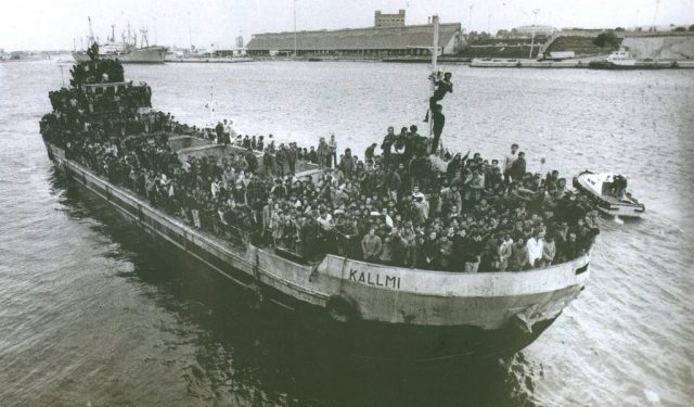 “Pantallona dhe xhaketa blu të konsumuara që vinin nga një ideologji dhe epokë tjetër, flaken në rrugicat e Brindizit….”/ Shkrimi i ‘New York Times’ më 9 mars ‘91