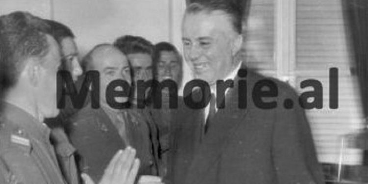 Fotot e panjohura /”Kur Enveri u jepte ushtarakëve ‘sihariqin e madh’ për heqjen e sistemit të gradave në Ushtrinë Shqiptare dhe Ministrinë e Brendshme…”/ Mbledhja e vitit ‘66