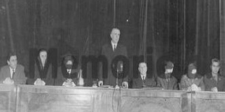 Unknown photos / “When Enver gave the military the ‘big news’ for the abolition of the rank system in the Albanian Army and the Ministry of Interior…” / Meeting of ’66