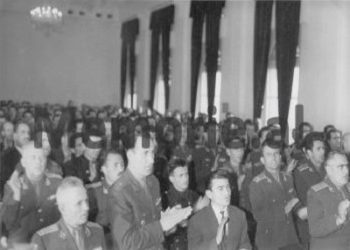 Fotot e panjohura /”Kur Enveri u jepte ushtarakëve ‘sihariqin e madh’ për heqjen e sistemit të gradave në Ushtrinë Shqiptare dhe Ministrinë e Brendshme…”/ Mbledhja e vitit ‘66